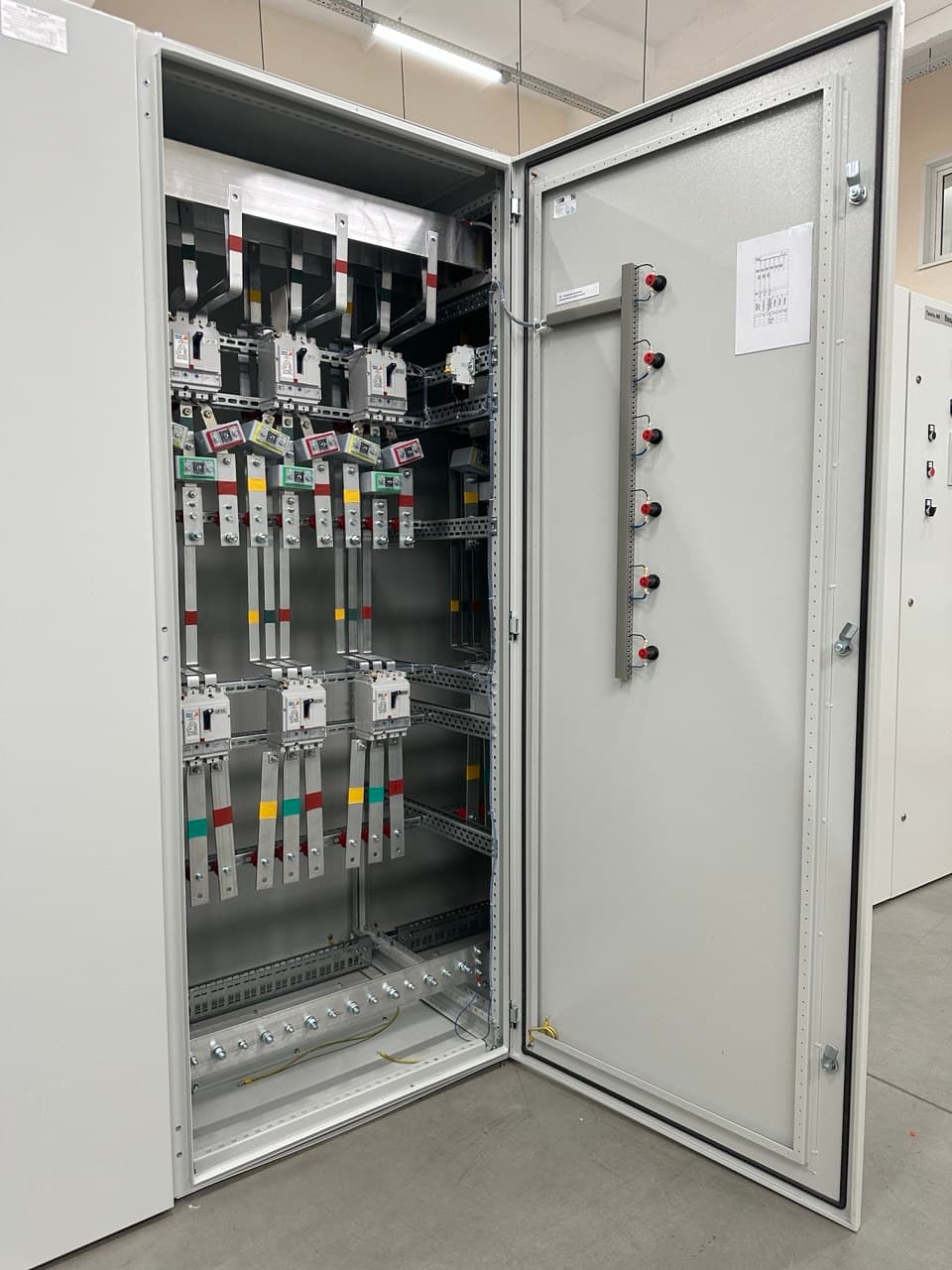 Открытый шкаф